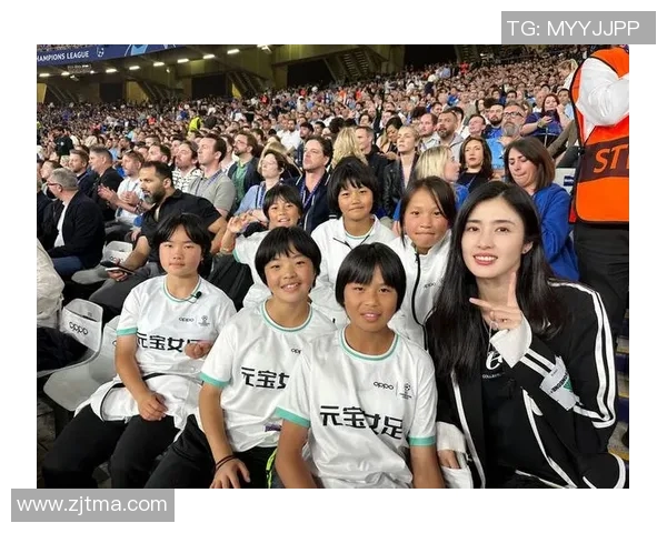 女生与足球明星同框拍照瞬间展现青春活力与梦想追逐